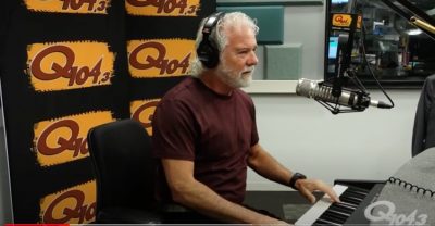Chuck Leavell Performs “Down the Road a Piece” at Q104.3 Studios